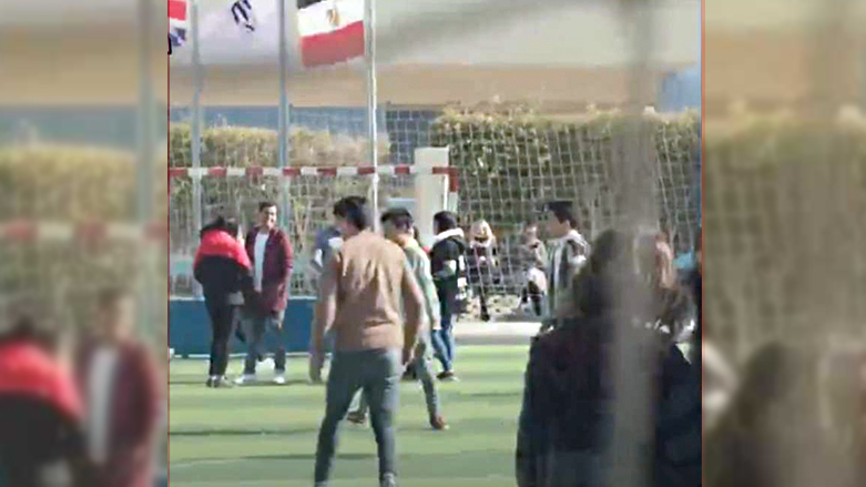 قال بعض المعلقين إن وضع العلم بهذا الشكل قد يكون متعمداً 