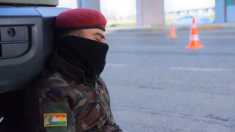 Security forces in Erbil take turns resting while enforcing the regionwide curfew. (Photo: Kurdistan 24)