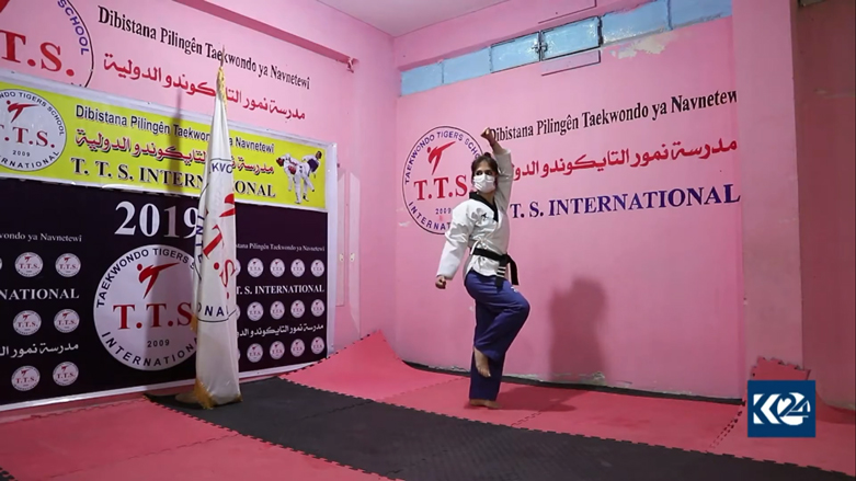 عبر "اون لاين".. شابة كوردية تنال جائزة دولية في التايكواندو