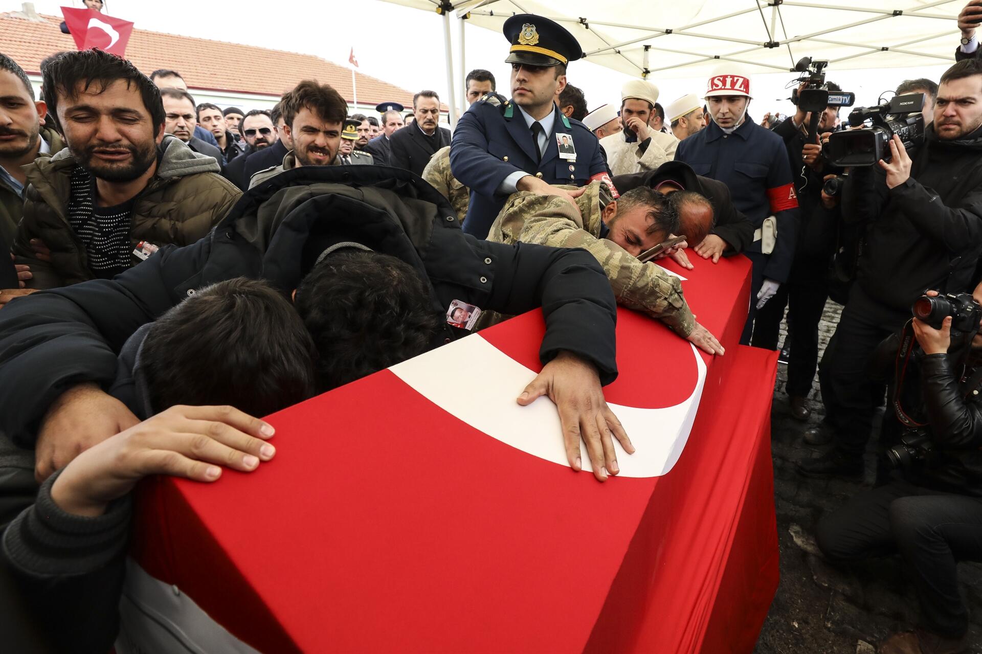2 serbaz û polîsekê Tirkiyê hatin kuştin