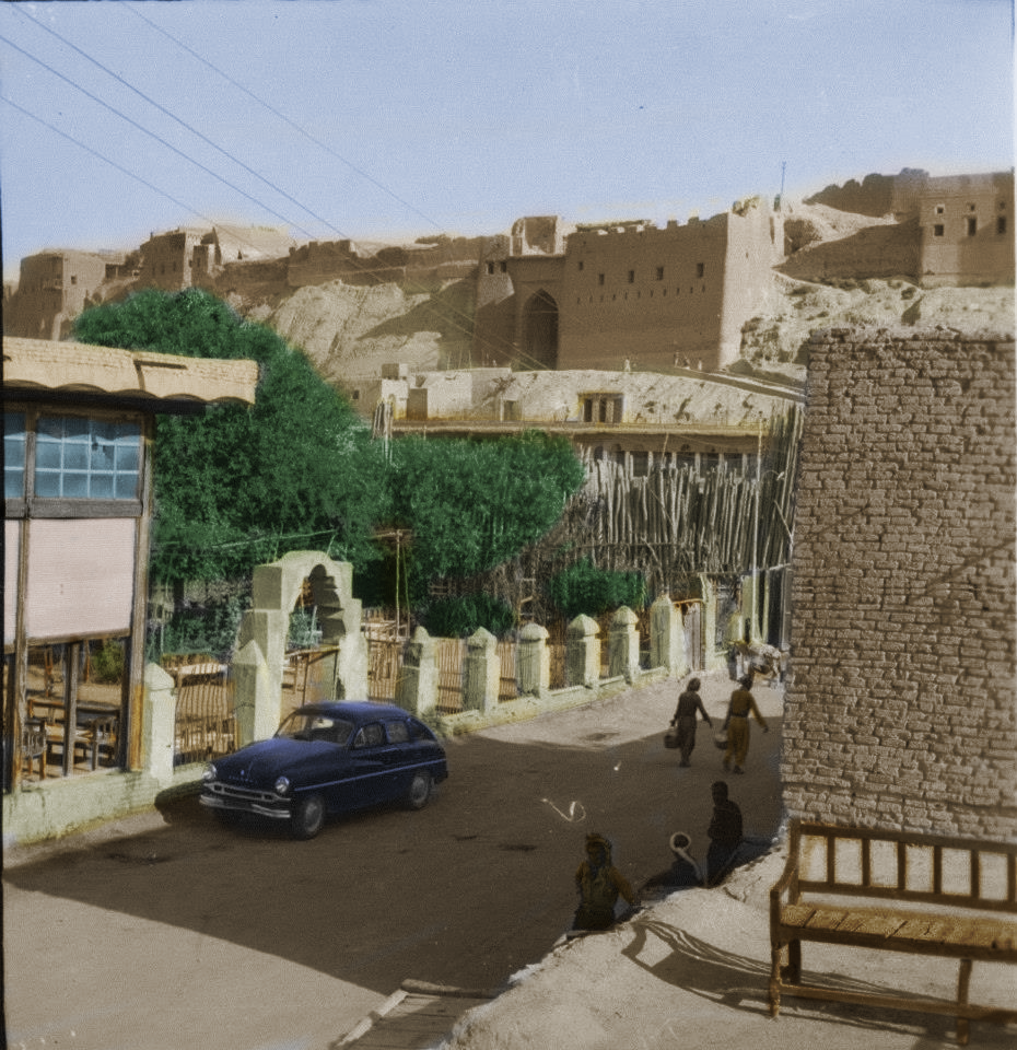 گەنجێک لەڕێگەی تەکنەلۆجیا وێنە رەش و سپییەکان رەنگدەکات 