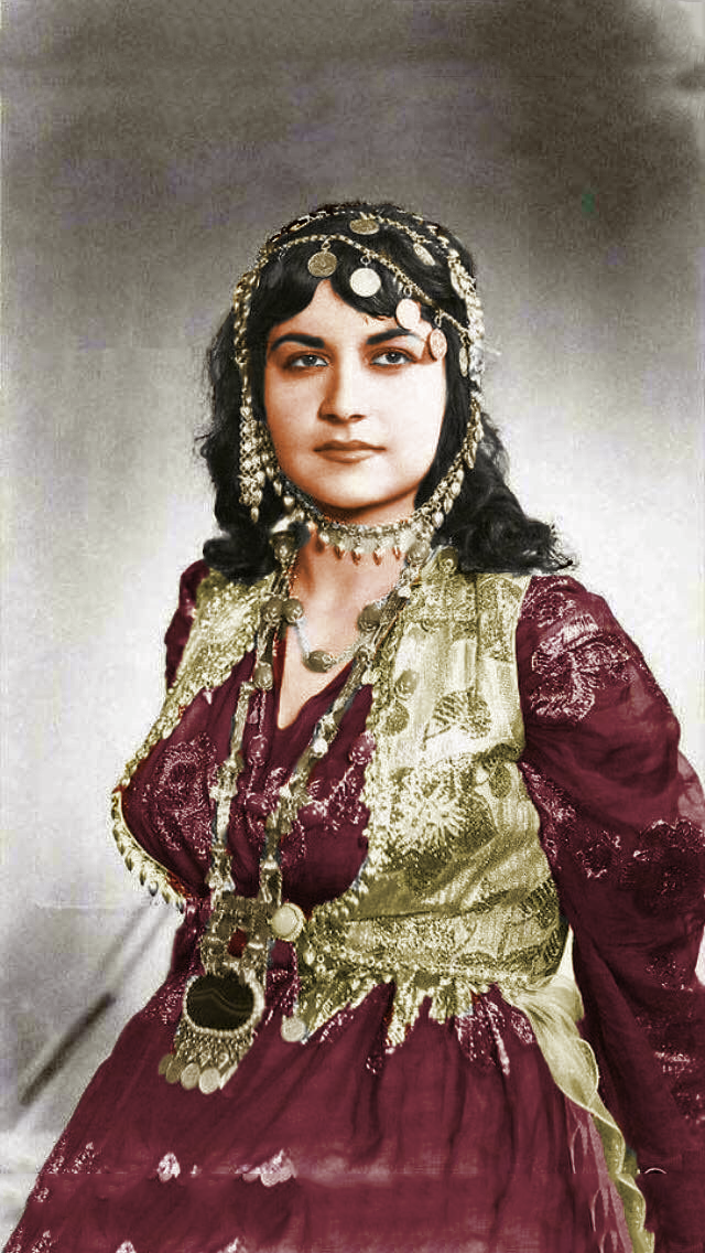 گەنجێک لەڕێگەی تەکنەلۆجیا وێنە رەش و سپییەکان رەنگدەکات 