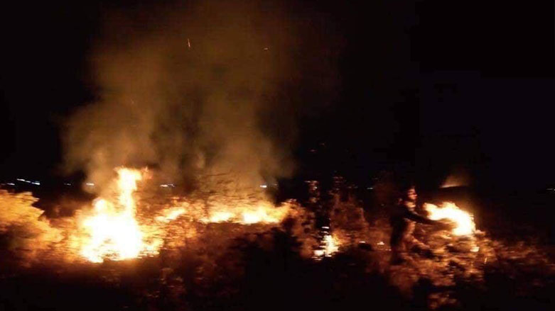 داعش چه‌ند وێنه‌یه‌كی ساتی سووتاندنی گه‌نمی جووتیاران له‌ سنووری خانه‌قین بڵاوكرده‌وه‌