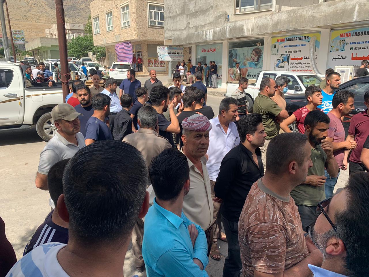 هاووڵاتیان له‌ شیلادزێ چاوه‌ڕێی گه‌یشتنه‌وه‌ی ته‌رمی شه‌هیده‌كان ده‌كه‌ن