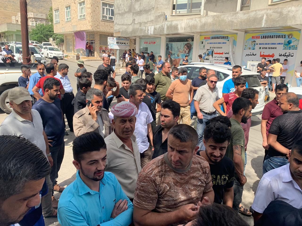 گردبوونه‌وه‌ی هاووڵاتیان له‌ نزیك نه‌خۆشخانه‌ی شیلادزێ