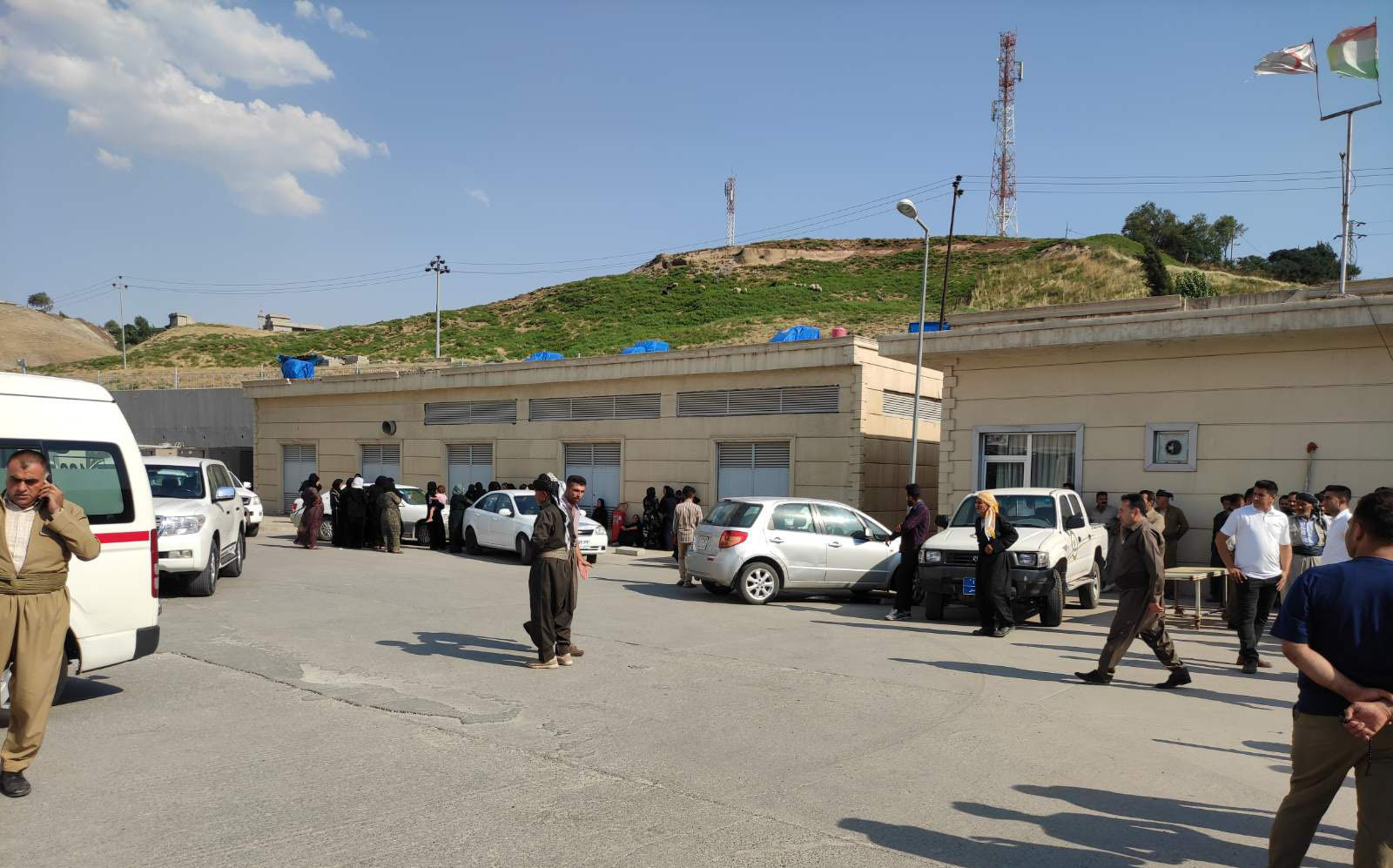 دیمەنێكی بەردەم نەخۆشخانەی ئاشتی لە سۆران لەكاتی ھێنانی تەرمی ئەو گەنجەی لە بێخاڵ كوژراوە