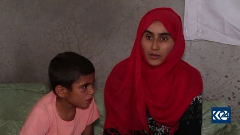 Jineke Êzdî ligel zarokê xwe ji kampa Holê hat derxistin