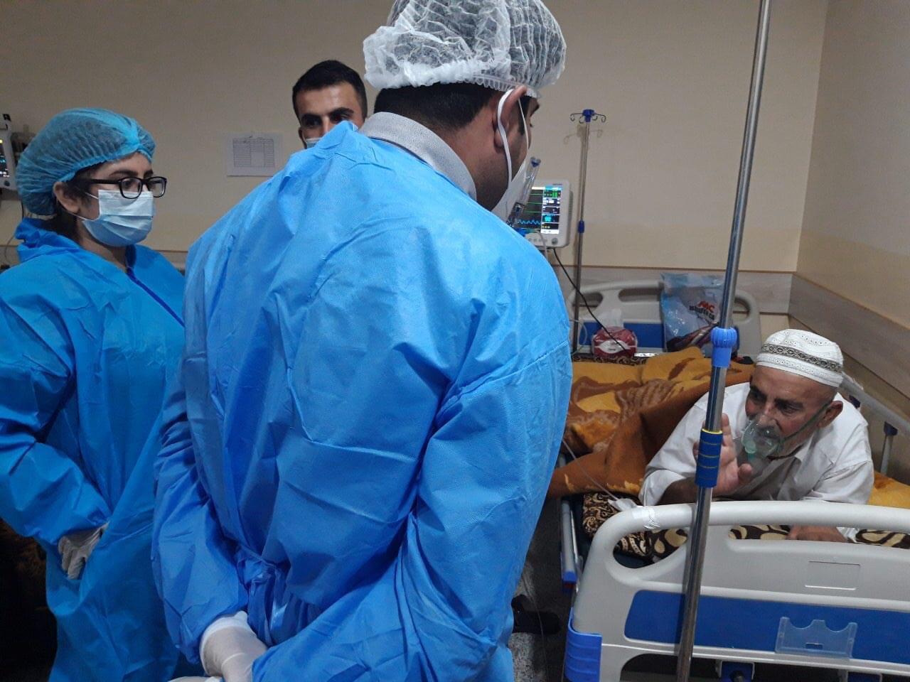 علی محمد رسول، معروف به مام علی، پدر آکُ، پیشمرگه کُردستان که سال ٢٠١٤ توسط شبه‌نظامیان داعش به اسارت گرفته شد، مدت یک هفته است که به ویروس کرونا مبتلا شده و در بیمارستان چمچمال بستری شده است.