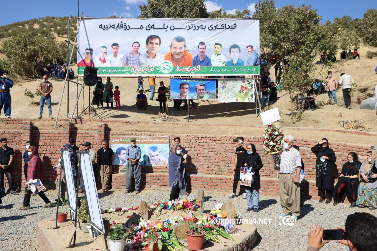 خەڵكی رۆژھەڵاتی كوردستان گڵكۆی شەھیدانی ژینگەپارێز گوڵباران دەكەن