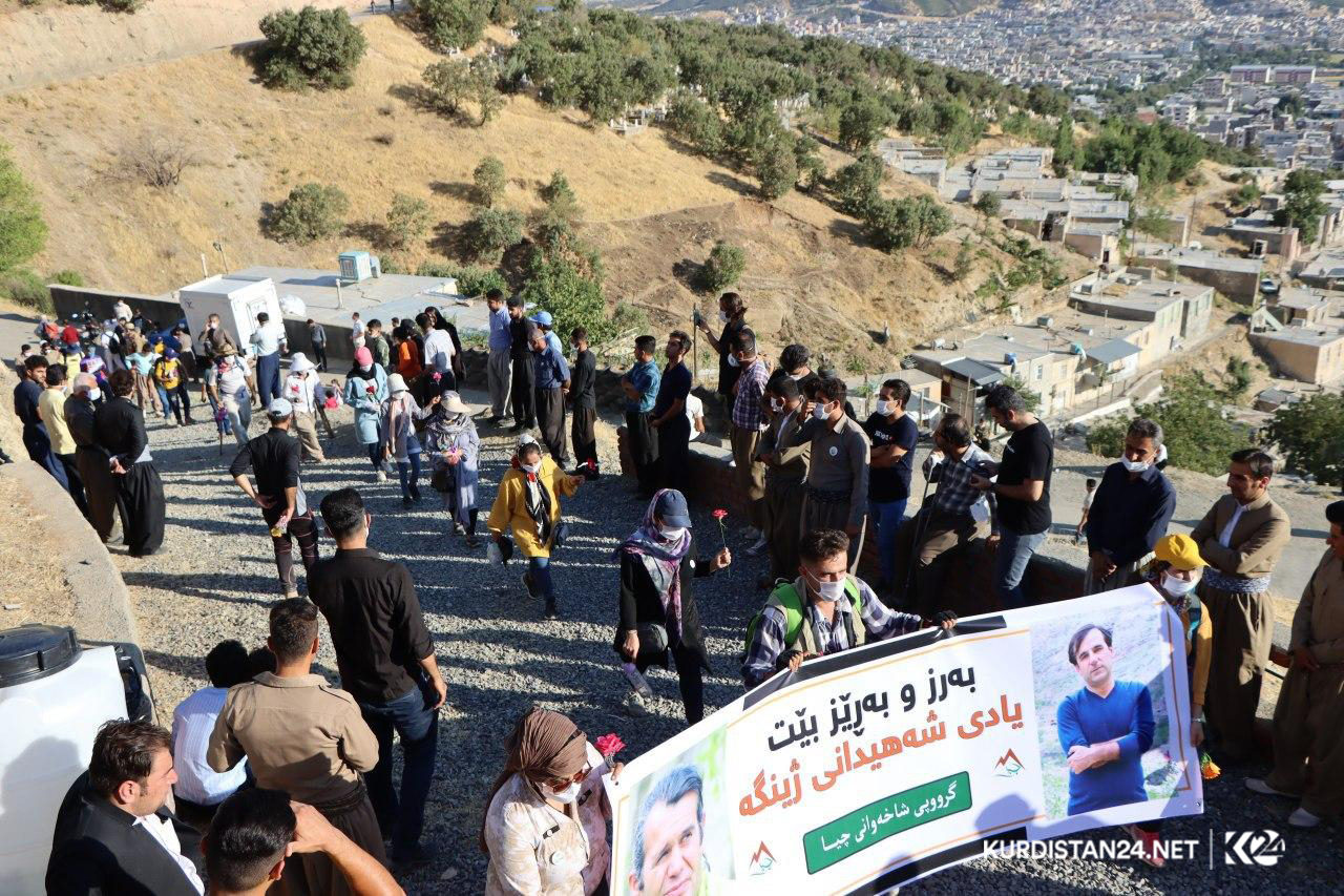 خەڵكی رۆژھەڵاتی كوردستان گڵكۆی شەھیدانی ژینگەپارێز گوڵباران دەكەن