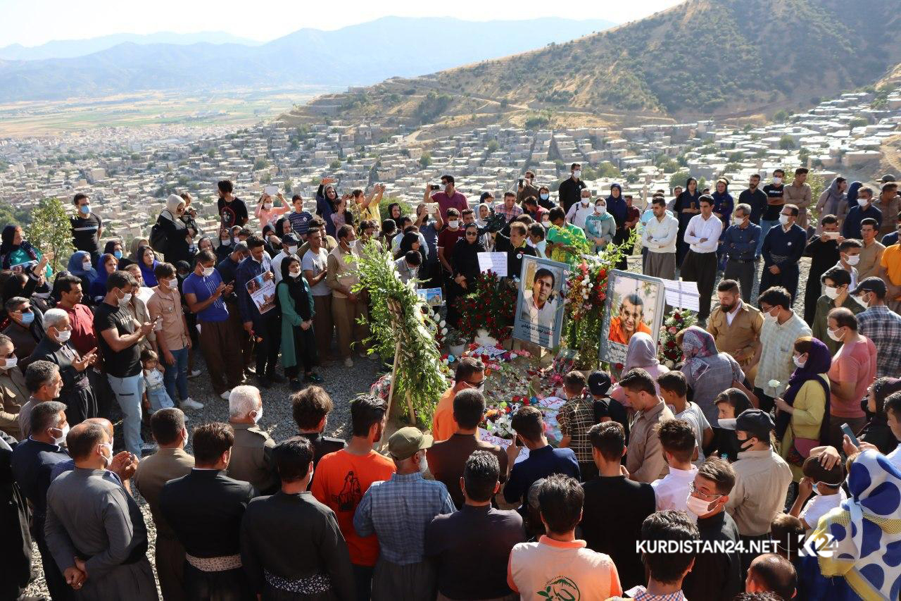 خەڵكی رۆژھەڵاتی كوردستان گڵكۆی شەھیدانی ژینگەپارێز گوڵباران دەكەن