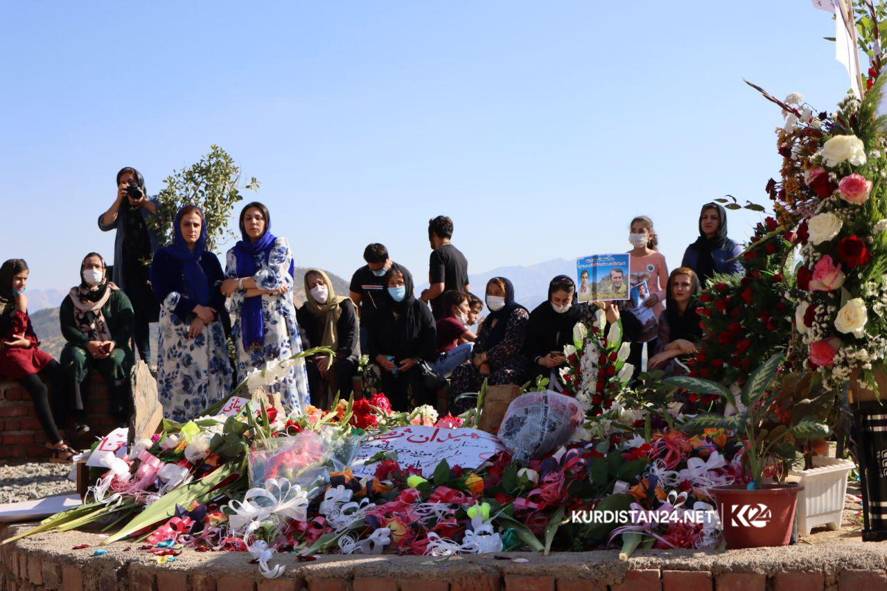 خەڵكی رۆژھەڵاتی كوردستان گڵكۆی شەھیدانی ژینگەپارێز گوڵباران دەكەن