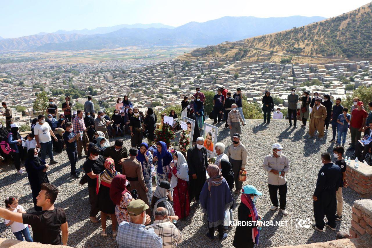 خەڵكی رۆژھەڵاتی كوردستان گڵكۆی شەھیدانی ژینگەپارێز گوڵباران دەكەن
