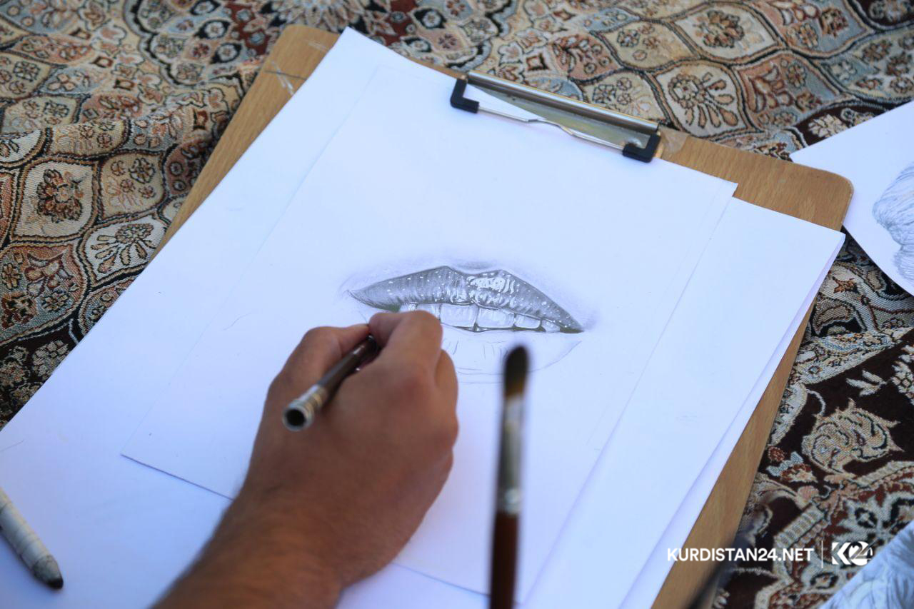 گەنجێكی خاوەن پێداویستی تایبەت چەندین تابلۆی سەرنج راكێش دروست دەكات