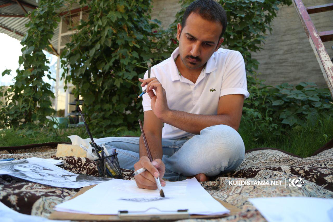گەنجێكی خاوەن پێداویستی تایبەت چەندین تابلۆی سەرنج راكێش دروست دەكات