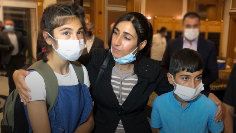 تم نقل الطفلين في طائرة وفد رئاسة إقليم كوردستان إلى أربيل - صورة: رئاسة إقليم كوردستان