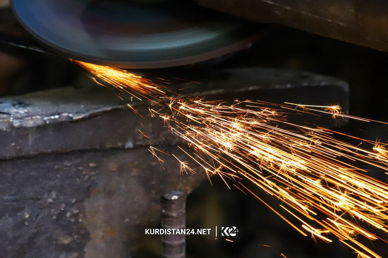 Dêwane temenê xwe bi agir û hesin re derbas dike 