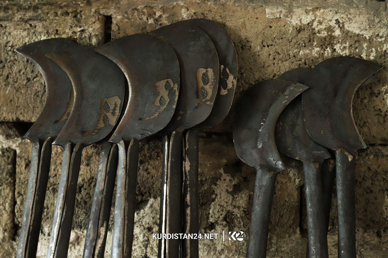 Dêwane temenê xwe bi agir û hesin re derbas dike 