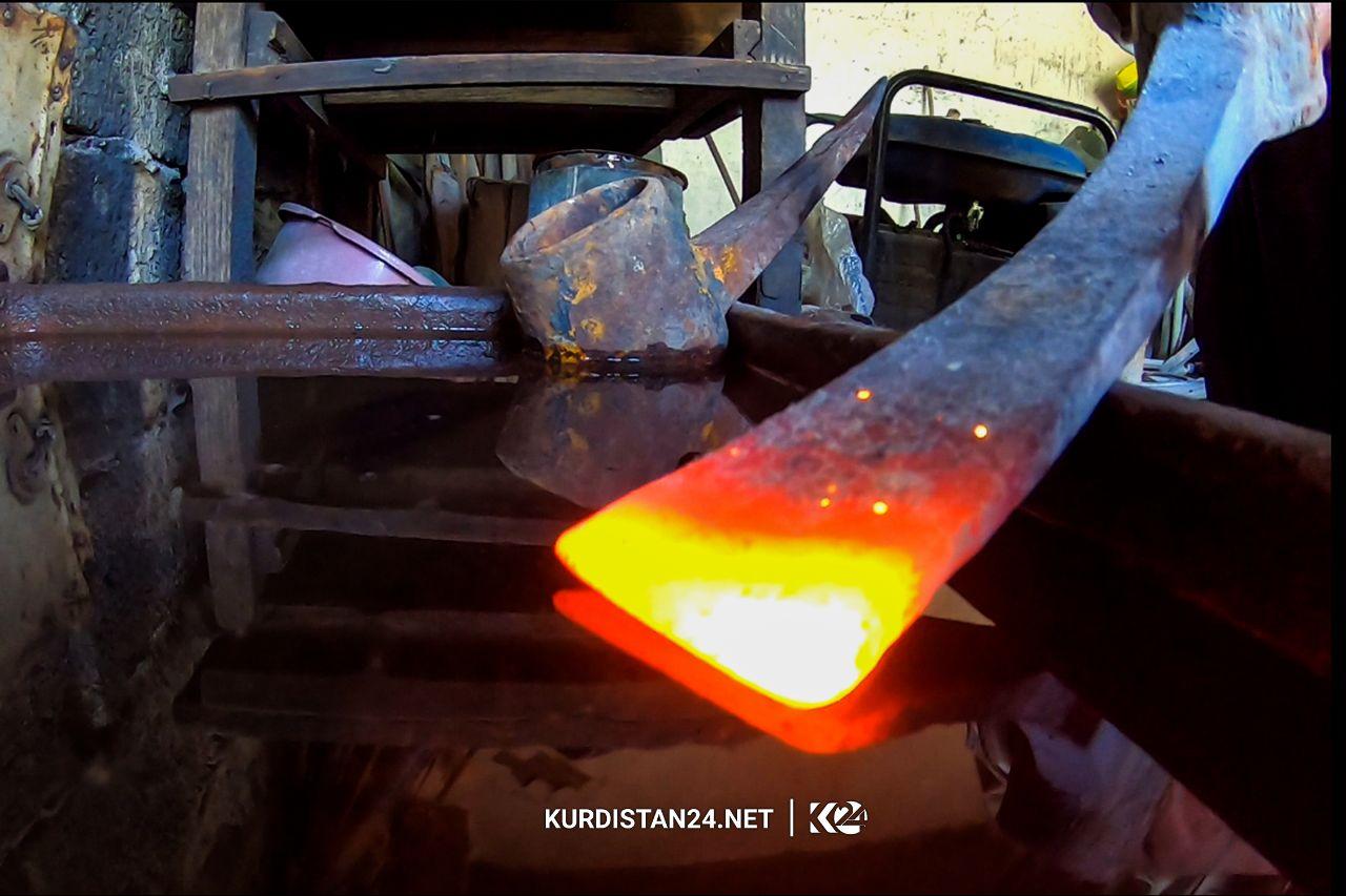 Dêwane temenê xwe bi agir û hesin re derbas dike 