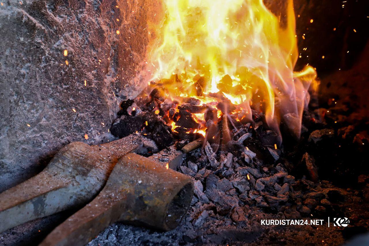 Dêwane temenê xwe bi agir û hesin re derbas dike 