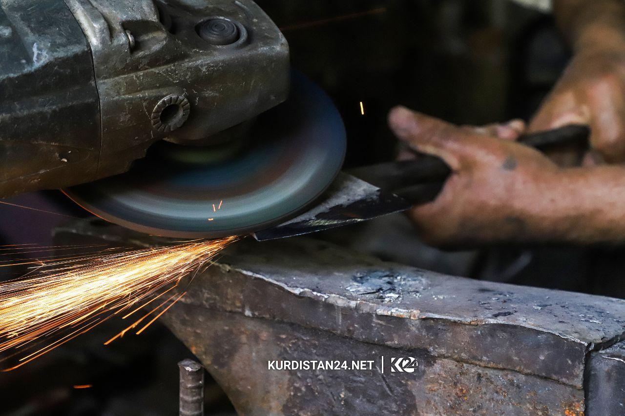 Dêwane temenê xwe bi agir û hesin re derbas dike 