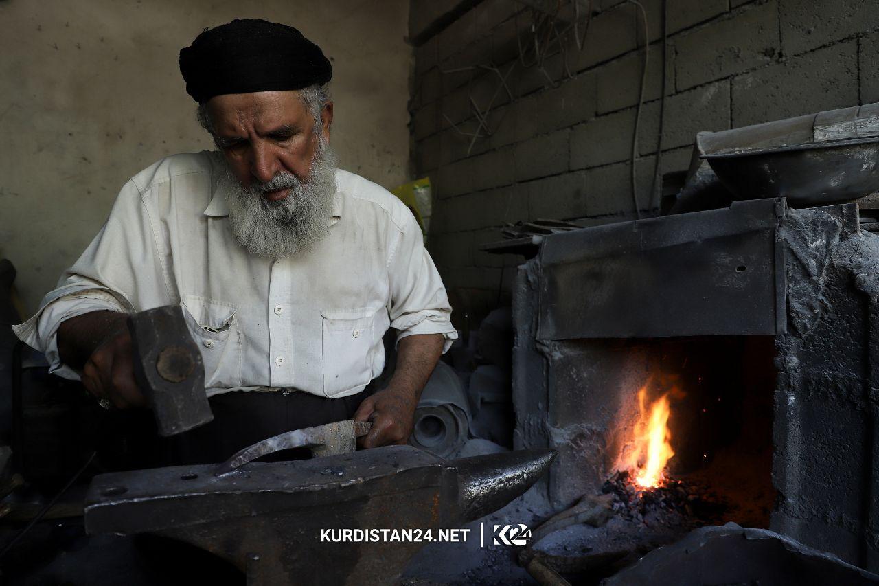 Dêwane temenê xwe bi agir û hesin re derbas dike 