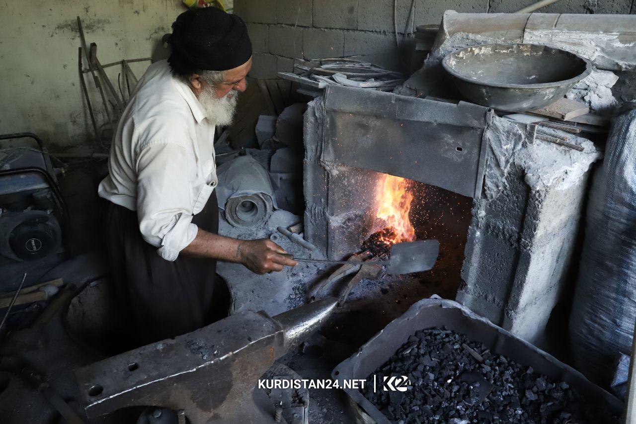 Dêwane temenê xwe bi agir û hesin re derbas dike 