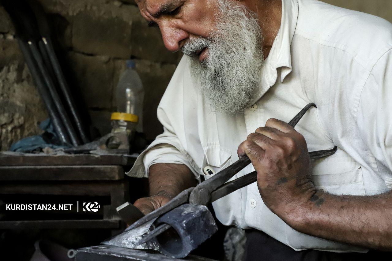 Dêwane temenê xwe bi agir û hesin re derbas dike 