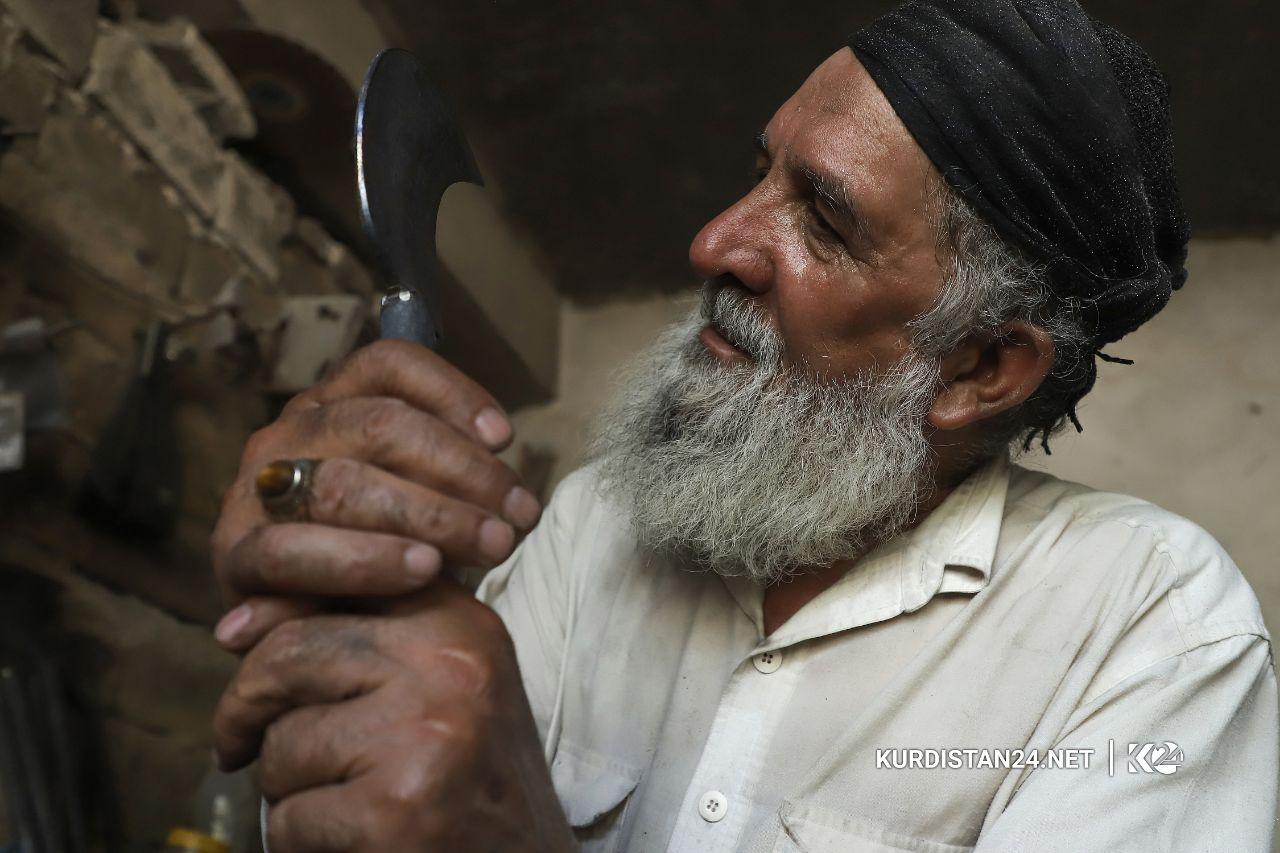 Dêwane temenê xwe bi agir û hesin re derbas dike 