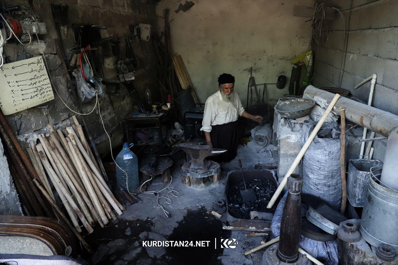 Dêwane temenê xwe bi agir û hesin re derbas dike 