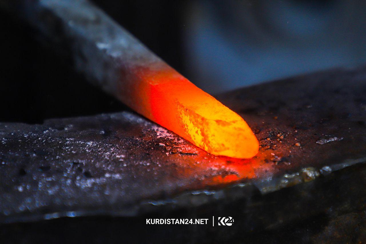 Dêwane temenê xwe bi agir û hesin re derbas dike 