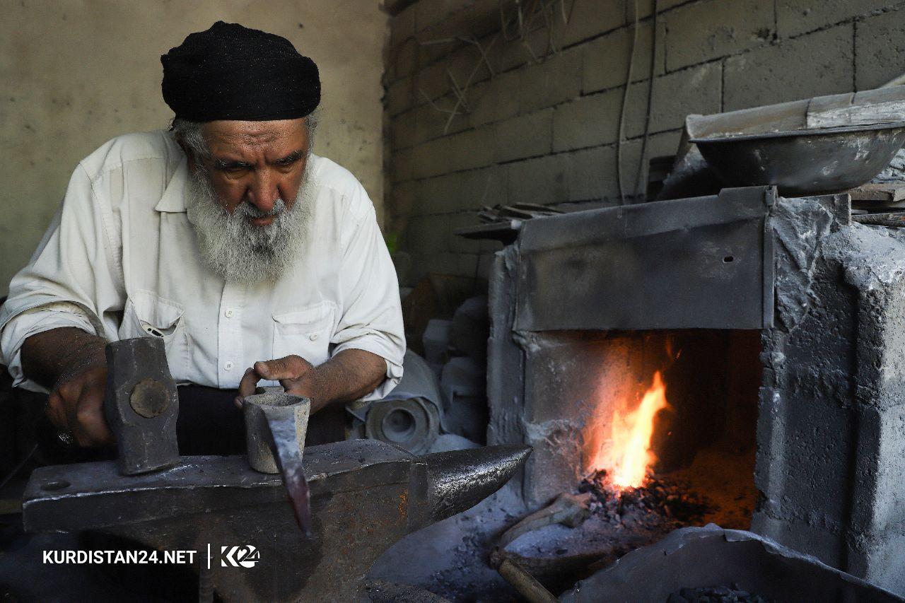 Dêwane temenê xwe bi agir û hesin re derbas dike 