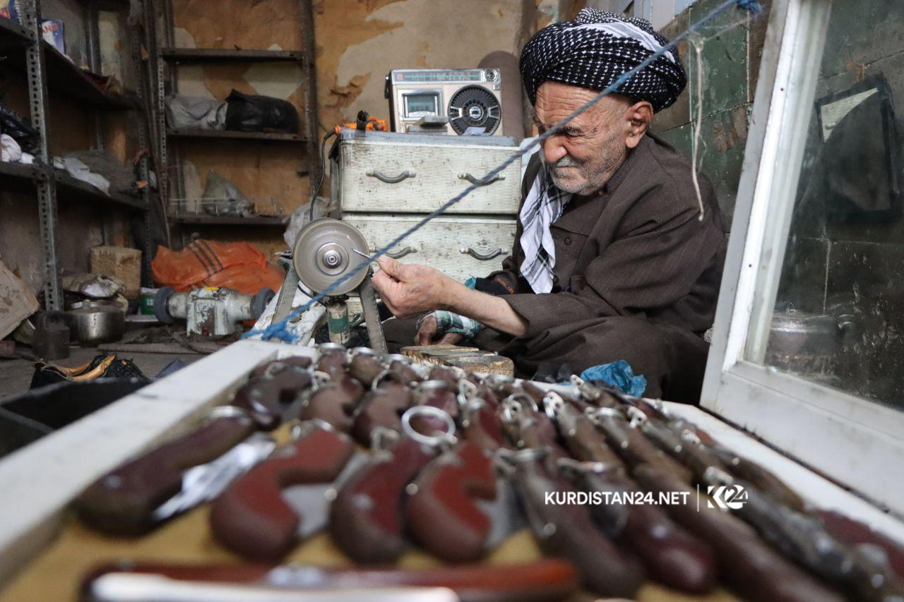 لە تەمەنی 91 ساڵیدا سەرقاڵی دروستكردنی چەقۆیە