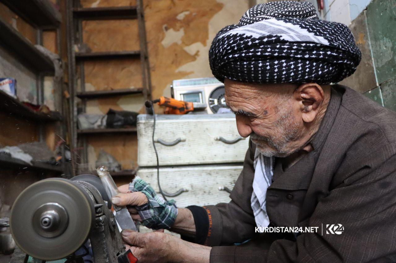 لە تەمەنی 91 ساڵیدا سەرقاڵی دروستكردنی چەقۆیە
