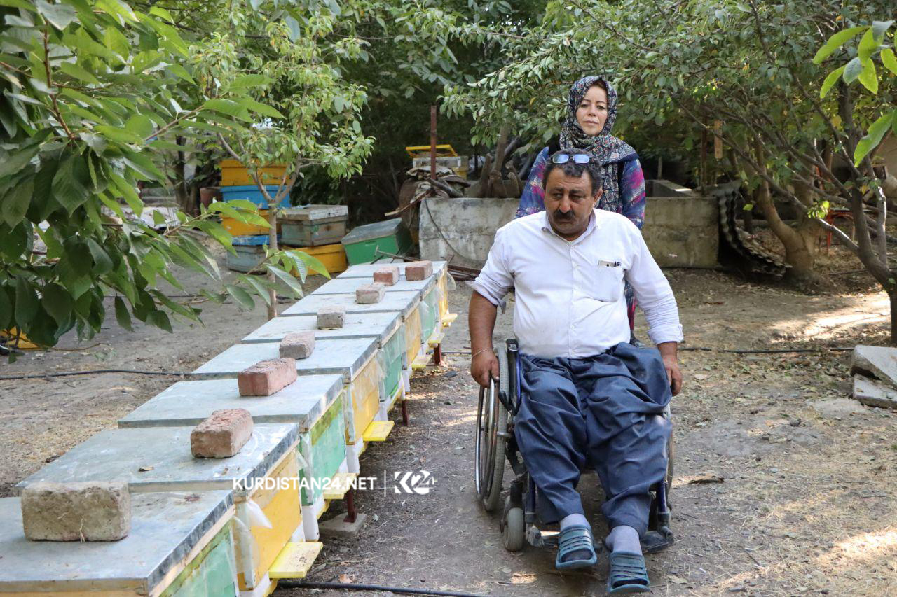 بە وێنە..خاوەن پێداویستییەكی تایبەت 12 ساڵە ھەنگەوانی دەكات