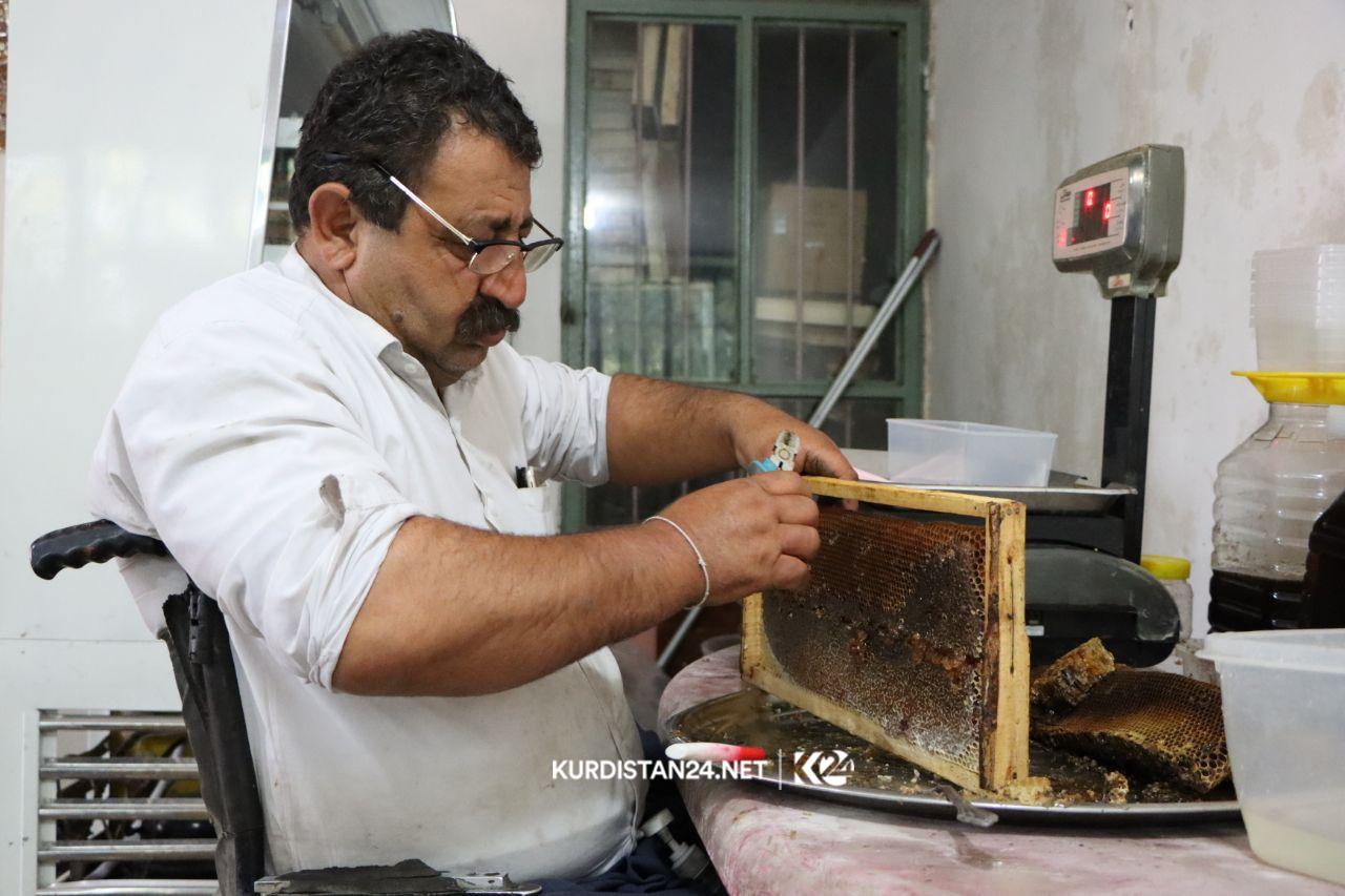 بە وێنە..خاوەن پێداویستییەكی تایبەت 12 ساڵە ھەنگەوانی دەكات