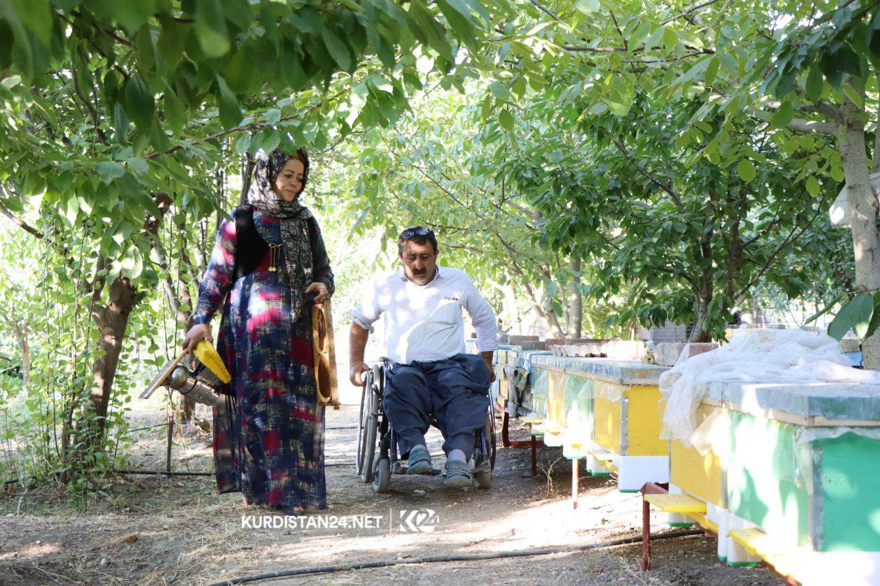 بە وێنە..خاوەن پێداویستییەكی تایبەت 12 ساڵە ھەنگەوانی دەكات
