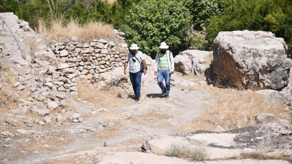 خبراء آثار يستكشفون المنطقة - صورة: وزارة البلديات والسياحة