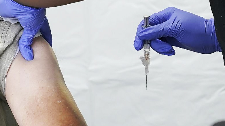 كورونا.. "لقاح تجريبي" يُردي أول متطوع في العالم و"أسترازينيكا" ترد