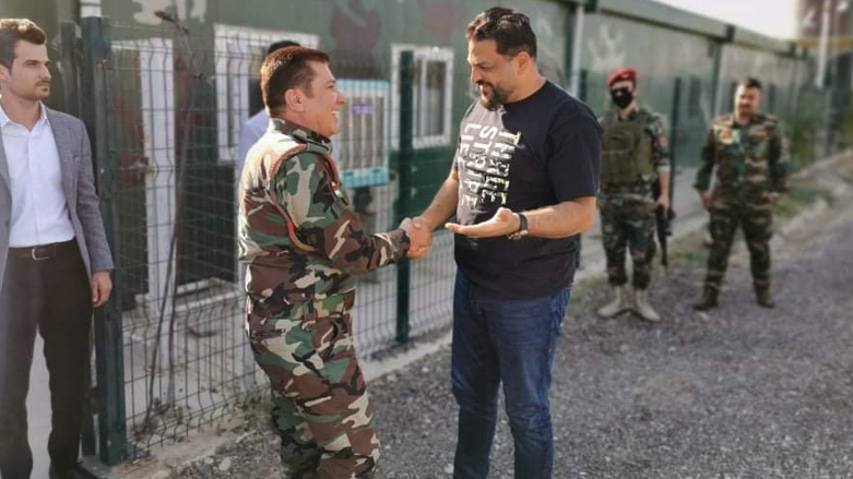 بالصور | الرسام يزور البيشمركة في ضواحي أربيل