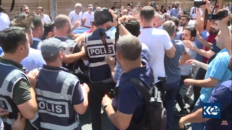 Li Tirkiyê rojnamevanî bi zext û pêkutiyan re tê kirin