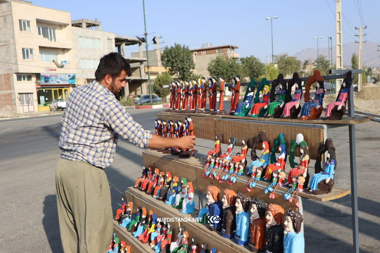 پەیكەرتاشێك بە پیشەكەی خزمەت بە كولتوور و فەرھەنگی كوردی دەكات