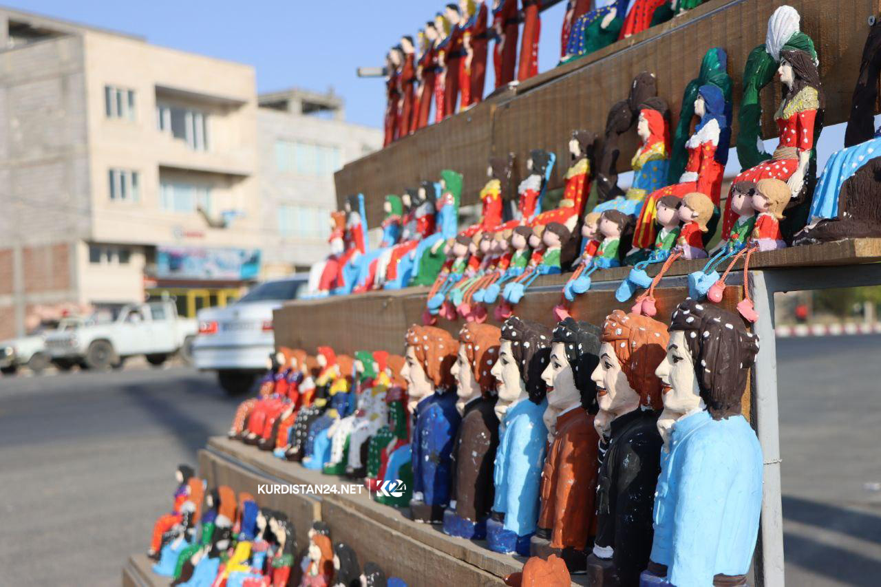پەیكەرتاشێك بە پیشەكەی خزمەت بە كولتوور و فەرھەنگی كوردی دەكات