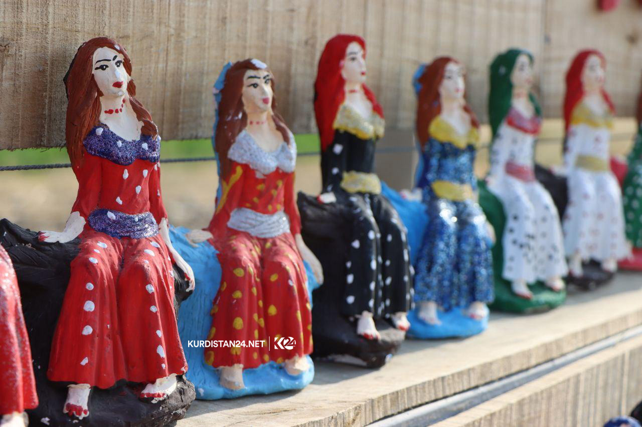 پەیكەرتاشێك بە پیشەكەی خزمەت بە كولتوور و فەرھەنگی كوردی دەكات