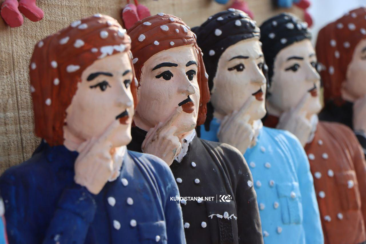 پەیكەرتاشێك بە پیشەكەی خزمەت بە كولتوور و فەرھەنگی كوردی دەكات