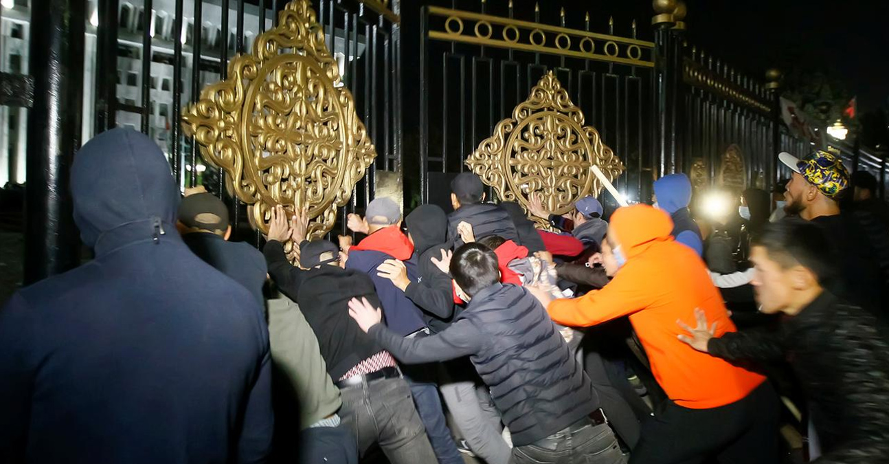 Qirgizîstan! Xwepêşanderan serok û rêberên zindanî azad kirin