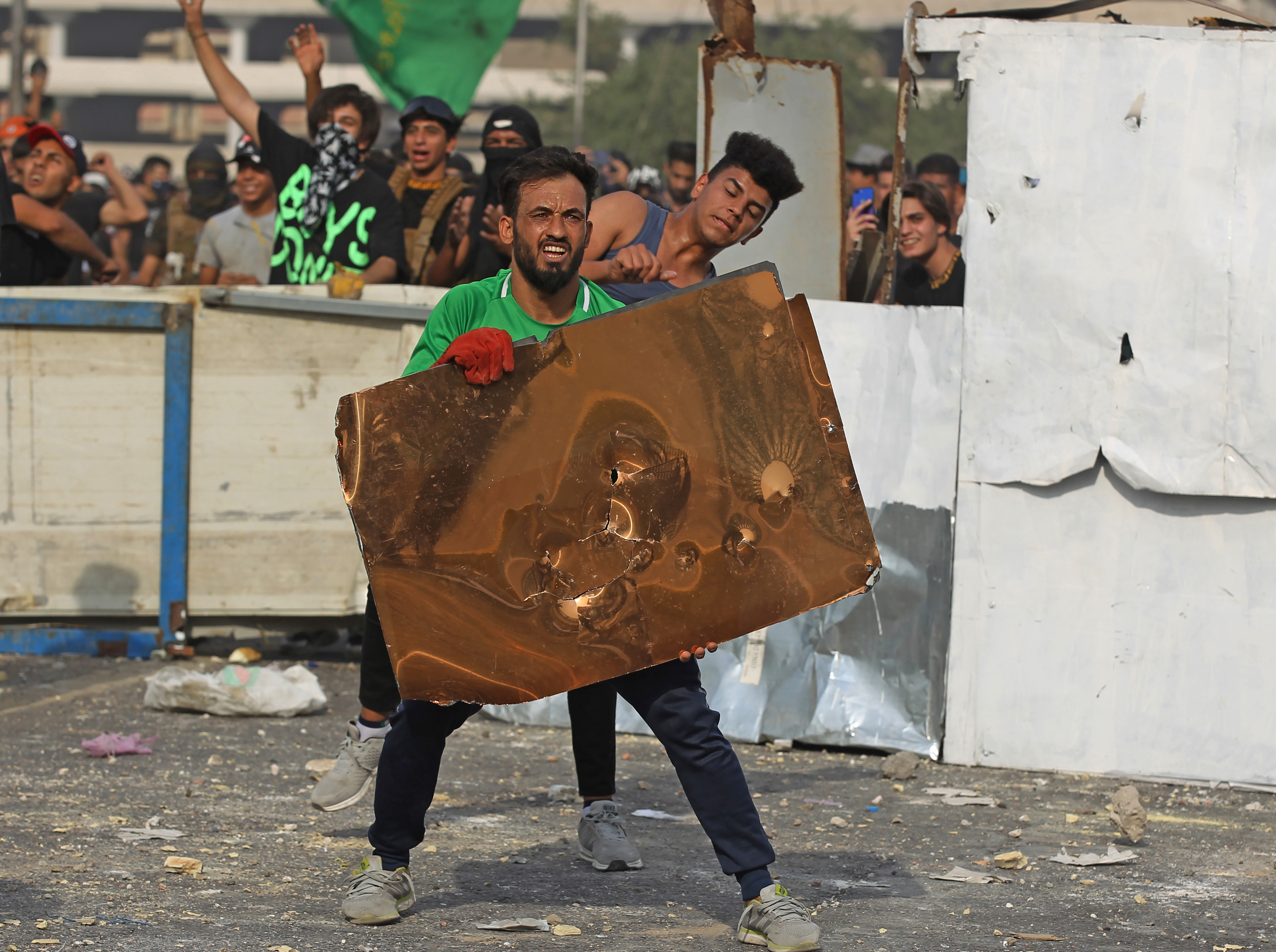 بەوێنە... 50 کەس لە خۆپیشاندانەکەی بەغدا بریندار بوون 