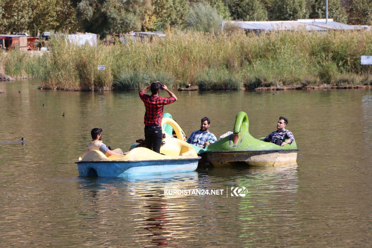 بەوێنە.. بەلەم سواری لە دەریاچەی زرێباری مەریوان