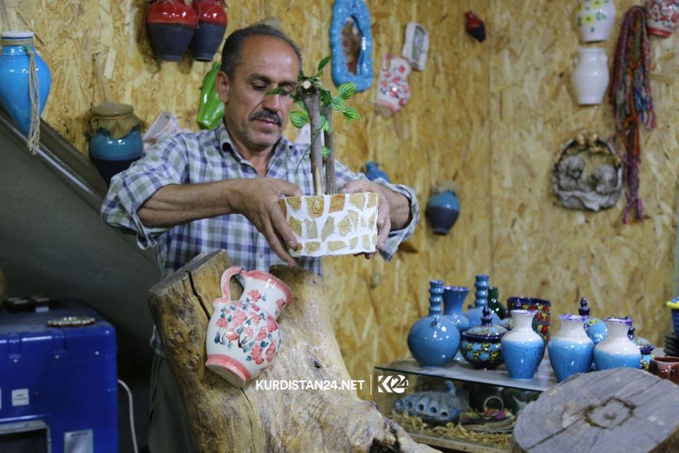 بالصور | في السليمانية.. مواطن يحول منزله إلى معرض للحرف اليدوية 