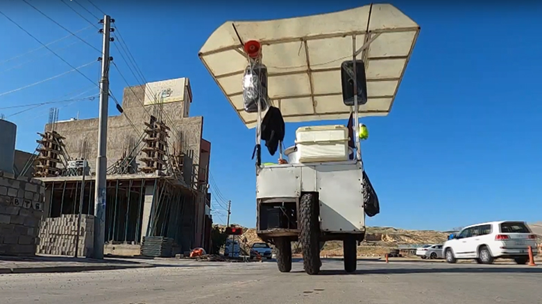 بالفيديو | بائع متجول يلهم السليمانية ويثير حماسة زبائنه بـ"مقامات حية"